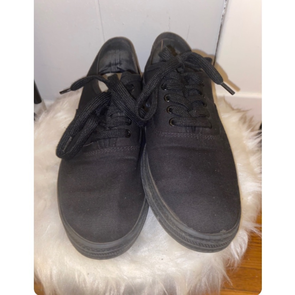 Black tennis shoes